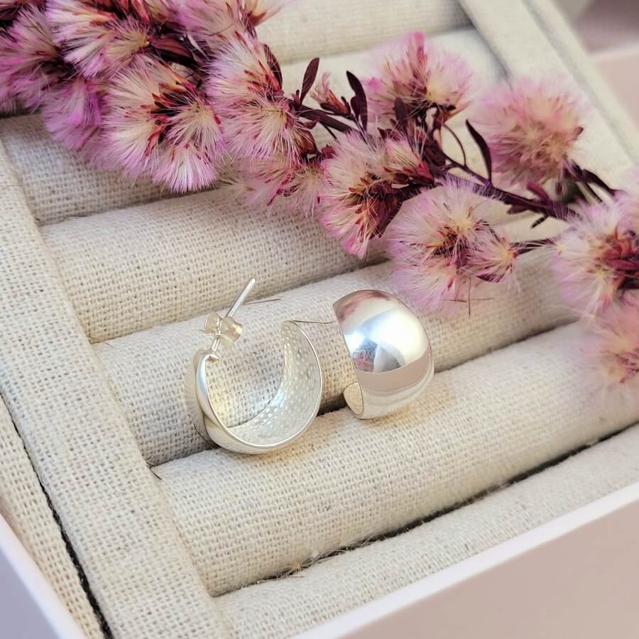 Brinco meia argola larga e lisa em prata 925 – Arena Plata (imagem 3)
