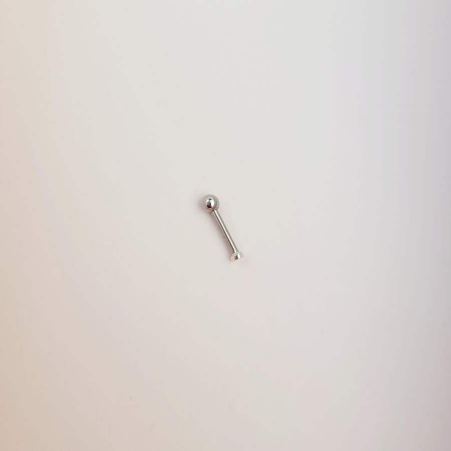 Piercing de furo redondo chapadinho prata 925 — modelo helix e tragus