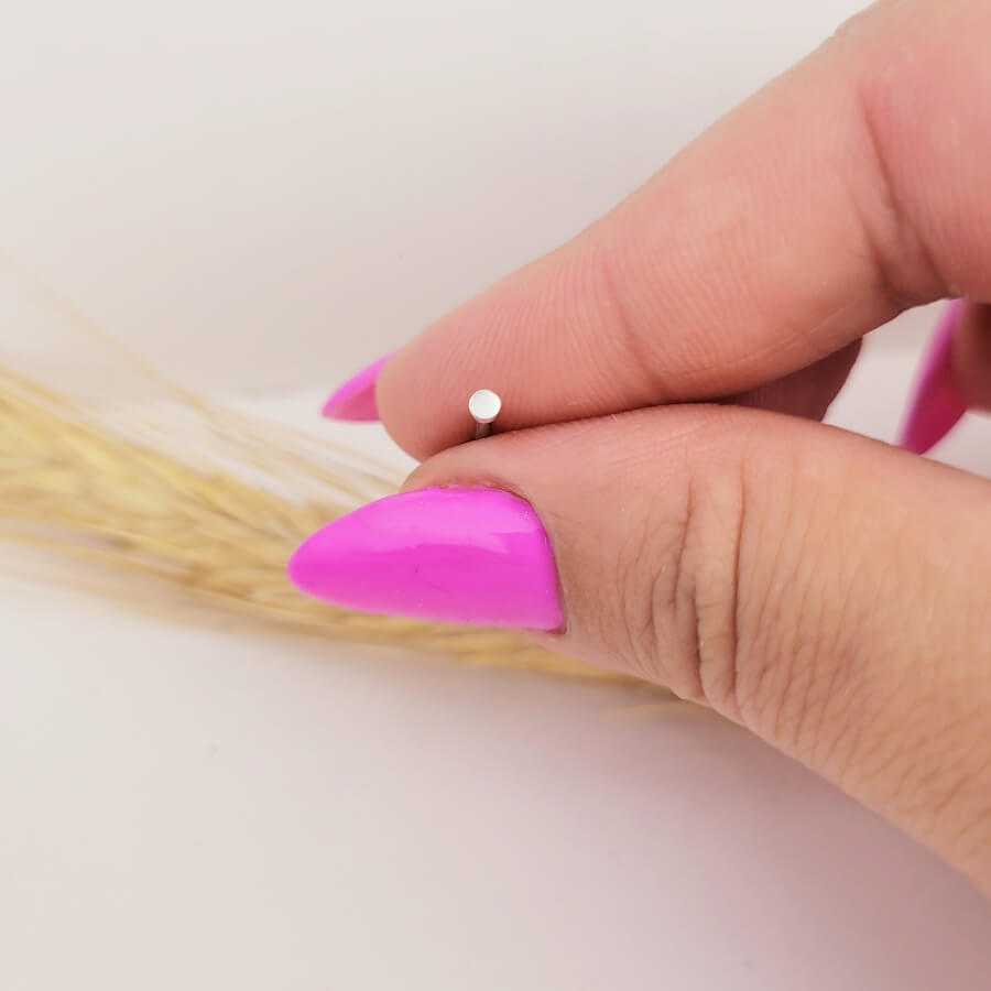 Piercing de furo redondo chapadinho prata 925 — detalhe na orelha