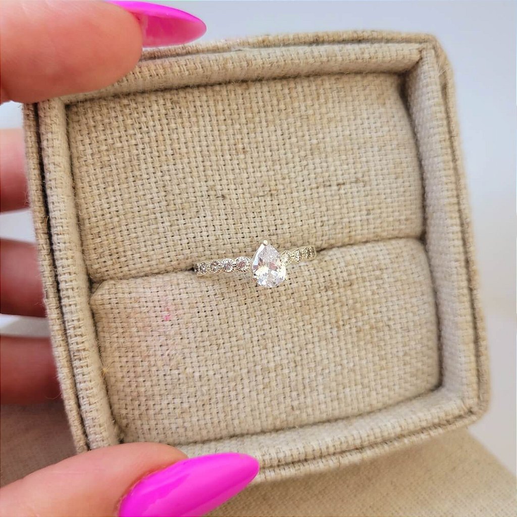 Anel solitário em gota de zircônia em prata 925 – Arena Plata (imagem 3)