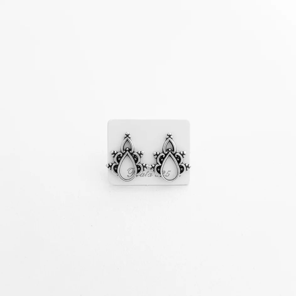 Brinco de Gota com Bordas Trabalhadas em Arabescos em prata 925 – Arena Plata (imagem 2)