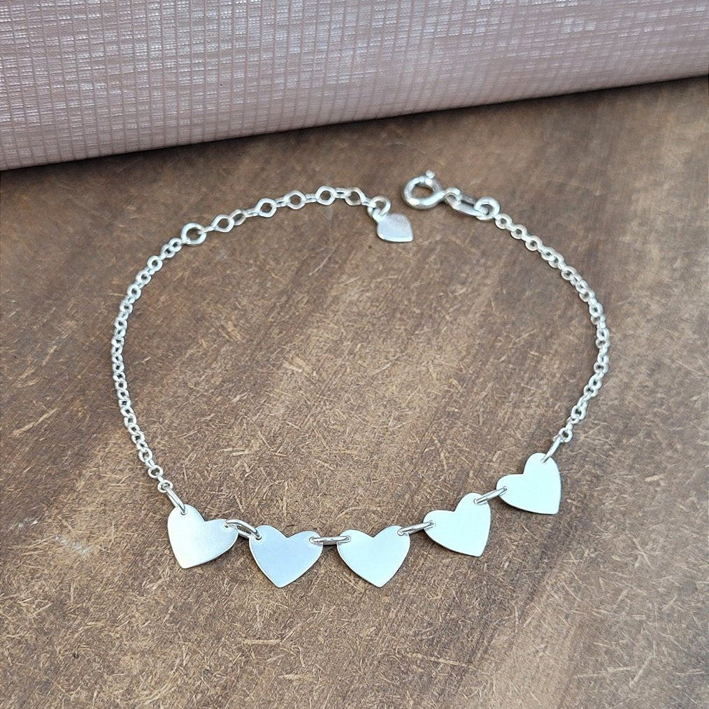 Pulseira 5 corações prata 925 — look no pulso