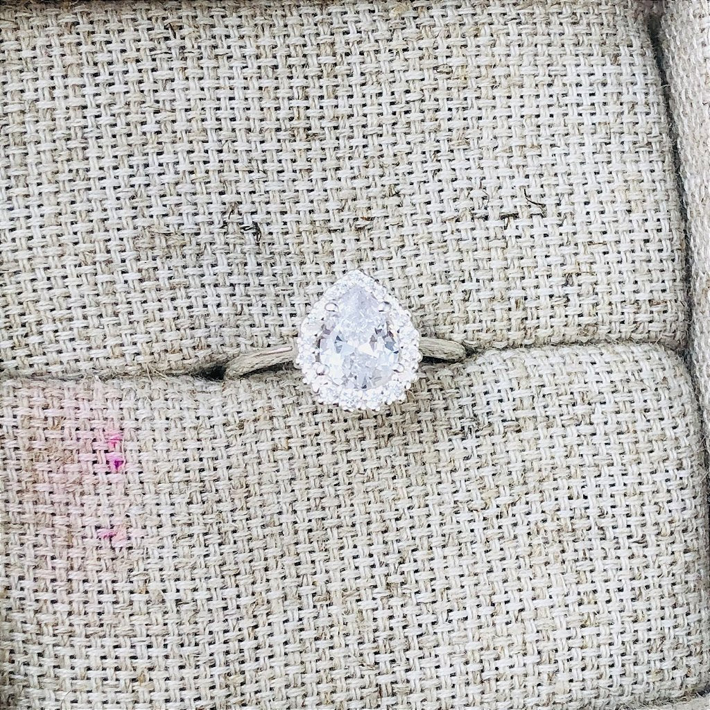 Anel Solitário Gota de Zircônia com Micro Zircônias em Prata 925 – Arena Plata (imagem 4)
