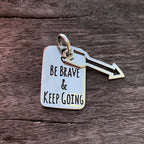 Pingente Plaquinha Be brave & keep going com Pingente seta Prata 925 – Arena Plata (imagem 2)