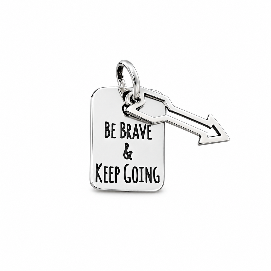 Pingente Plaquinha Be brave & keep going com Pingente seta Prata 925 – Arena Plata (imagem 1)