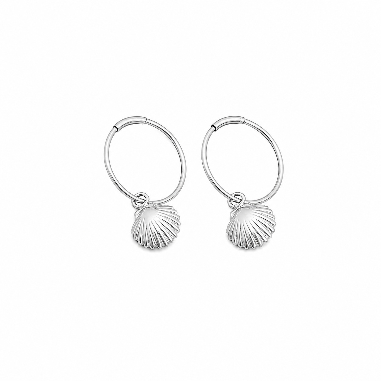 Argola pingente de concha em prata 925 – Arena Plata (imagem 1)