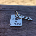 Pingente Plaquinha Be brave & keep going com Pingente seta Prata 925 – Arena Plata (imagem 4)